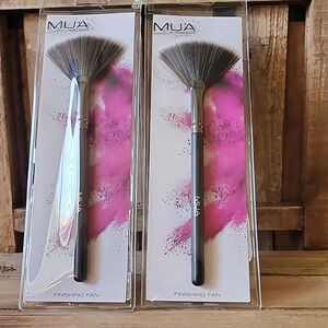 (2) MUA Finishing Fan Brush